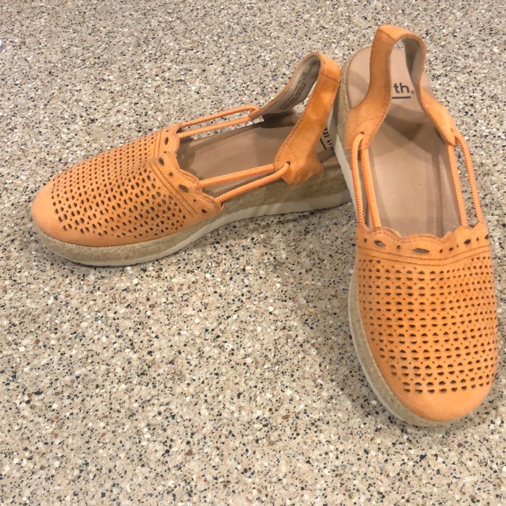 Coral /Peach Earth sandal 8.5